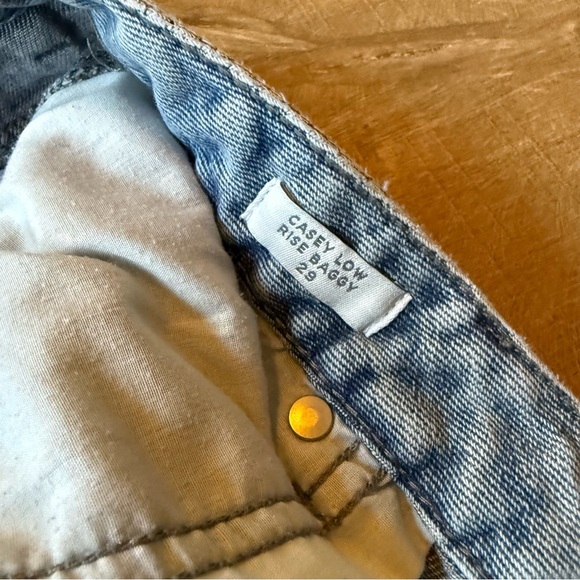 Pacsun Casey Light Wash Low Rise Baggy Distressed Jeans Women's Size 29 - Picture 5 of 11